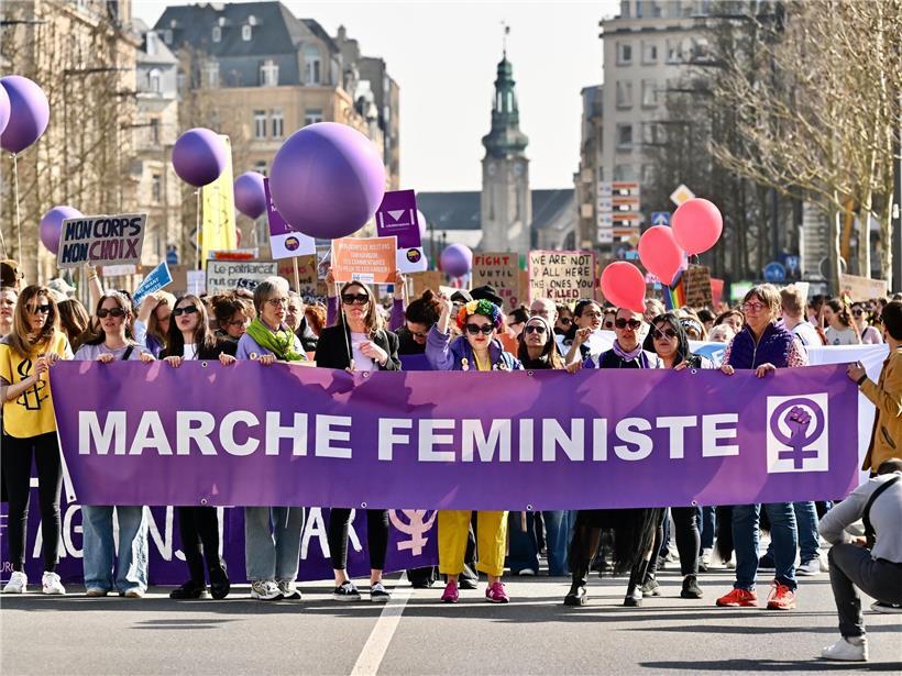 Geschlossen für den Feminismus? Im Rahmen der „marche féministe“ kam es 2026 zu Diskussionen über die politische Ausrichtung des Frauenkampftages
