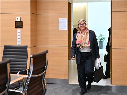 Gesundheitsministerin Martine Deprez beantwortet Fragen zu CNAP, Philippe Wilmes und Ärztegesellschaften bei Pressekonferenz