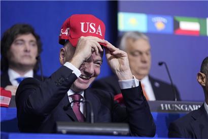 Gianni Infantino, FIFA-Präsident, trägt USA-Kappe und lächelt bei sportlichem Event