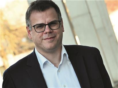 Porträt von Gilles Zeimet, Unternehmer und Experte für Digitalisierung und Innovation, vor neutralem Hintergrund