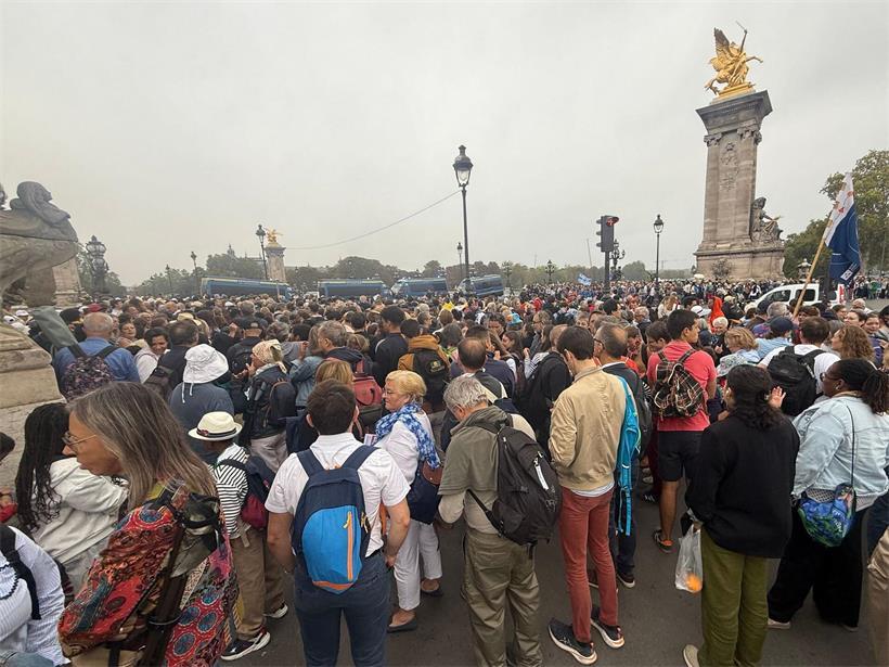 Gottesdienst-Besucher warten bei der Alexandre III Brücke auf Papst Leo XIV. bei dessen Frankreich-Besuch