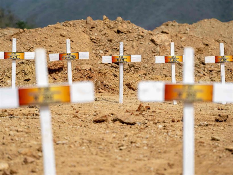 Grabstätten der unbekannten Opfer der Erdbeben in Venezuela mit Gedenksteinen auf einem Friedhof