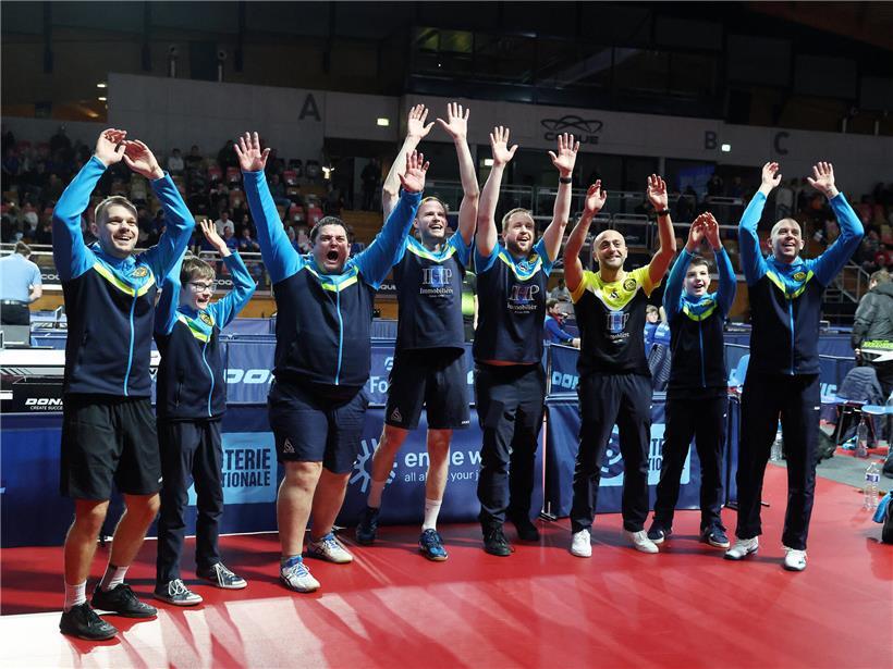 Jubelnde Hostert/Folschette Spieler feiern ihren großen Pokalsieg voller Freude und Teamgeist