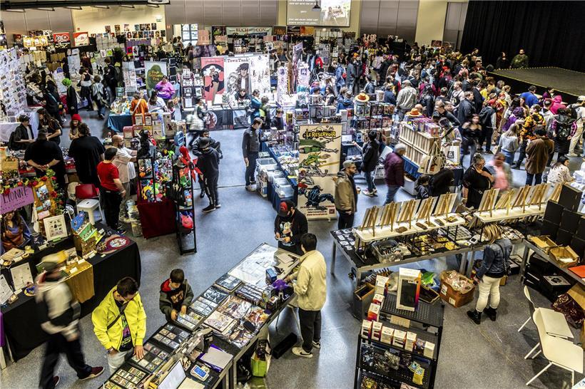 Großer Andrang bei der vergangenen Veranstaltung mit vielen Besuchern und lebhafter Atmosphäre im Freien