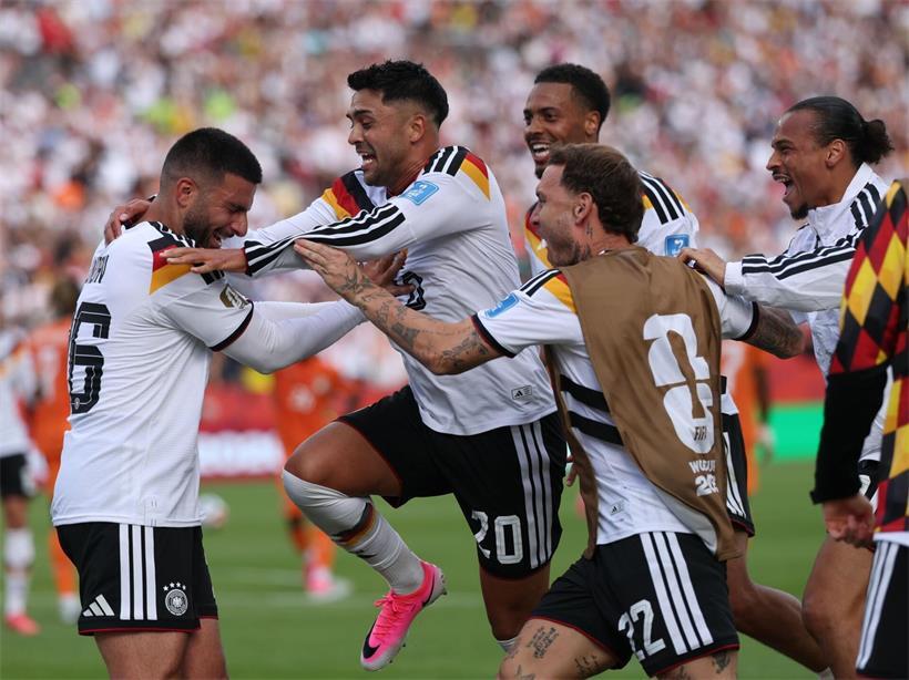 Deutschland feiert jubelnd Torschütze Deniz Undav, der zweimal im Spiel traf, im Stadion vor begeisterten Fans