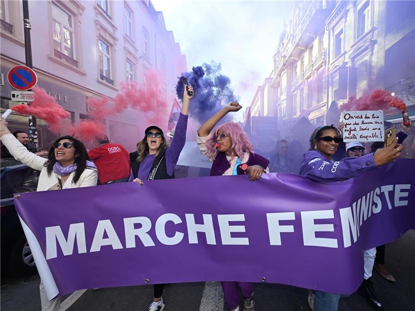 Großes Demonstrationsaufgebot beim Protestmarsch mit vielen Teilnehmern und Transparenten im Freien
