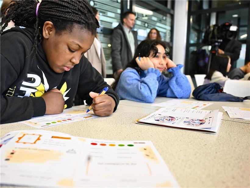 Kinder nehmen an der interaktiven DigiRallye im Forum Geesseknäppchen teil, lernen spielerisch digitale Kompetenzen