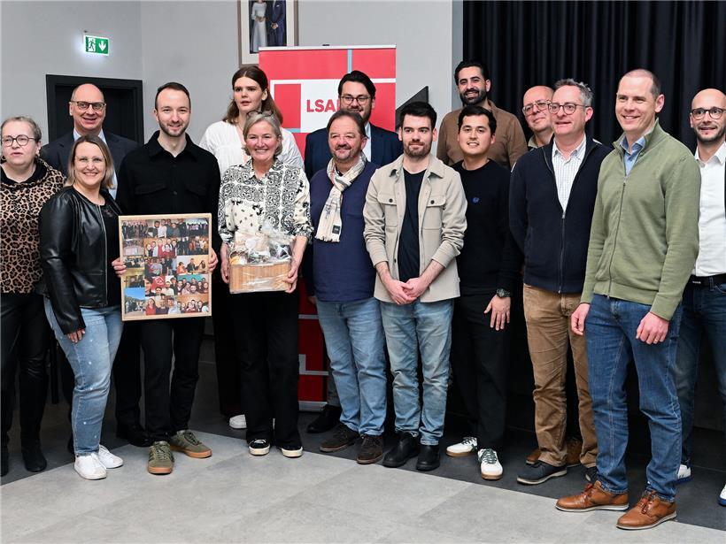 Gruppenfoto des neuen Komitees des Bezirks Osten mit dem ehemaligen Präsidenten im Vordergrund