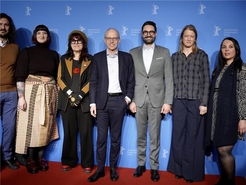 Gruppenfoto der Luxemburger Vertretung in Berlin mit Ministern Frieden und Thill in formeller Kleidung vor Gebäude