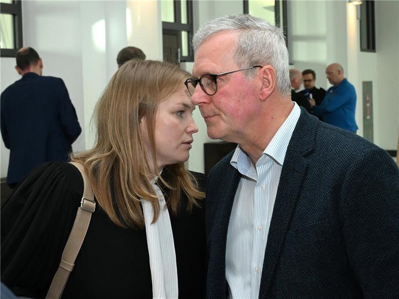 Guy Stebens im Gespräch mit Verteidigerin Anouck Ewerling während Gerichtsverhandlung