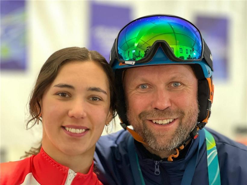 Gwyneth Paltrow mit ihrem Vater Roger Paltrow lächelnd bei einem Familienfoto