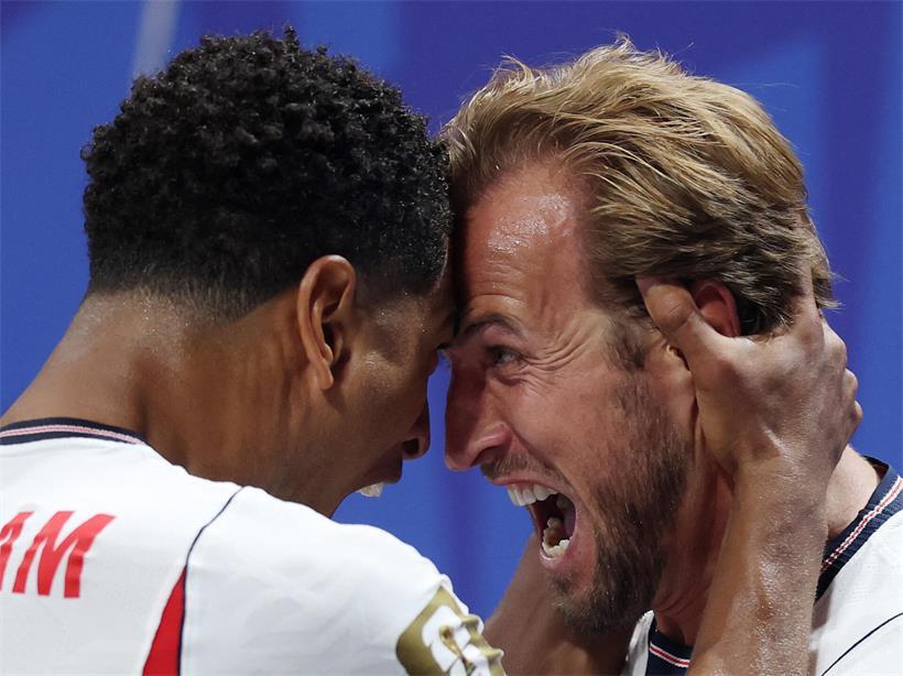 Harry Kane und Jude Bellingham feiern erstes Tor im WM-Spiel gegen die DR Kongo