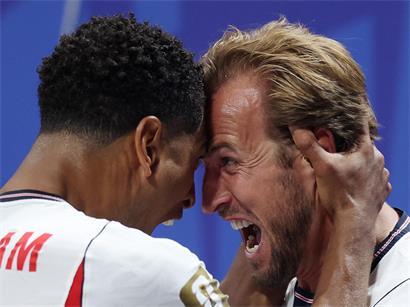 Harry Kane und Jude Bellingham feiern erstes Tor im WM-Spiel gegen die DR Kongo