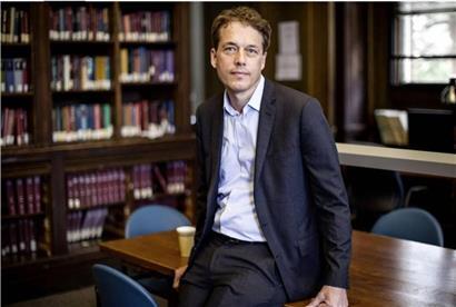 Porträt von Harvard-Historiker Sven Beckert vor Bücherregal, Experte für globale Geschichte und Kapitalismus