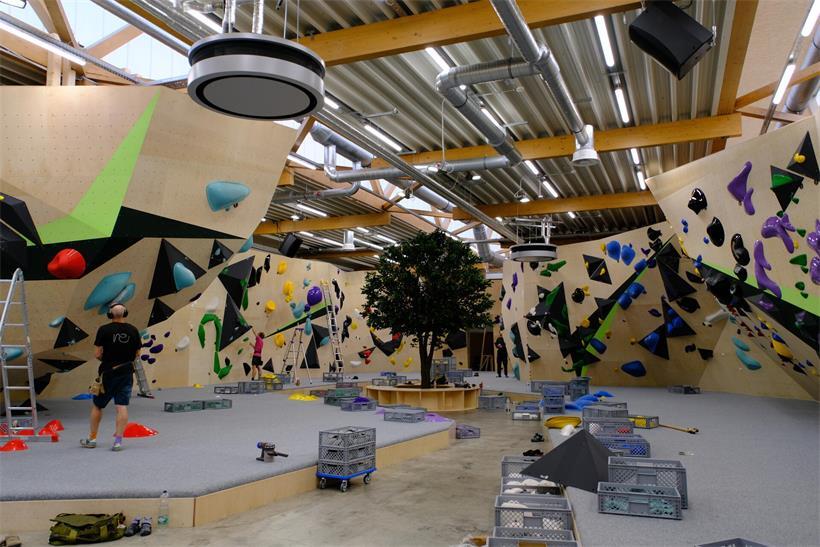 Headsetter Maik Dreymüller und Gast-Routesetter sorgen zur Eröffnung für neue Boulder in allen Schwierigkeitsgraden
