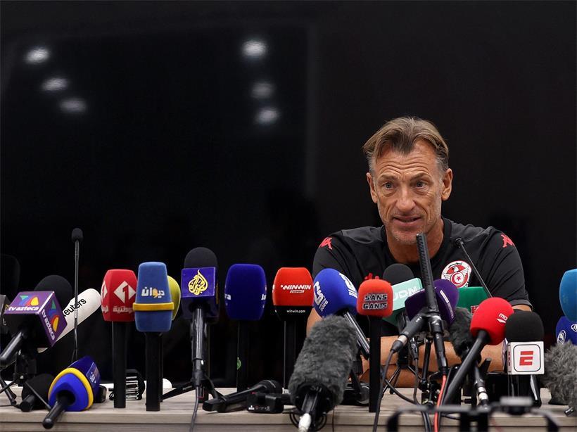 Hervé Renard an der Seitenlinie in charakteristischem weißem Hemd beim Fußballspiel