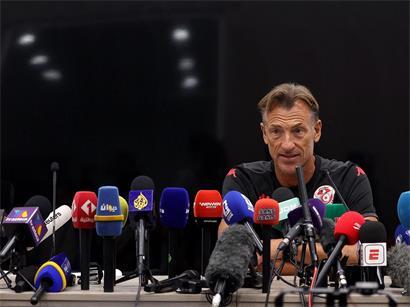 Hervé Renard an der Seitenlinie in charakteristischem weißem Hemd beim Fußballspiel