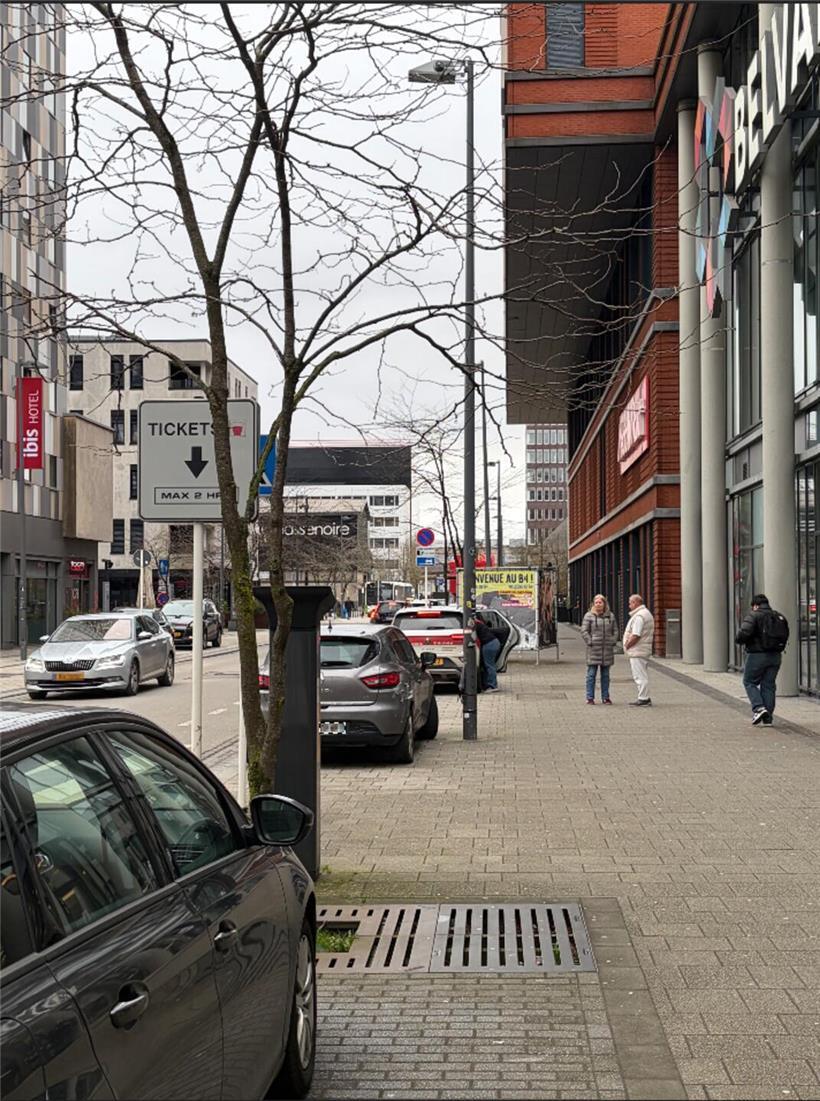 Leeres Schild auf grauem Hintergrund als Platzhalter für fehlende Beschilderung in urbaner Umgebung
