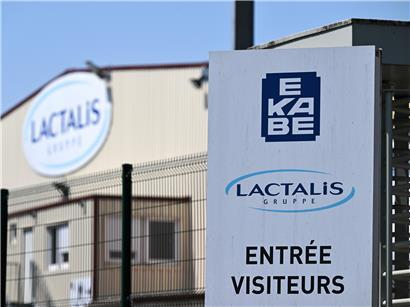 Fluss mit trockener Uferzone in Luxemburg, symbolisch für das Ausbleiben der regionalen Milchproduktion