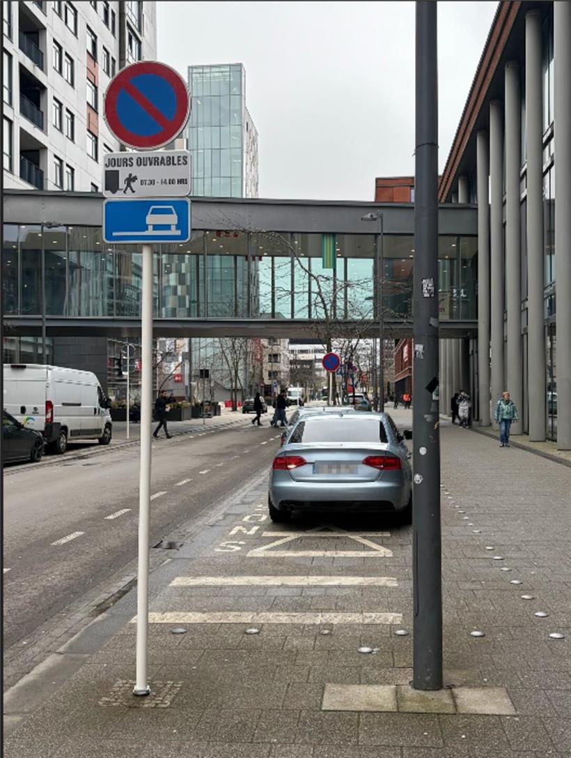 Schild mit Hinweis auf Parkverbotszone am Straßenrand im urbanen Gebiet