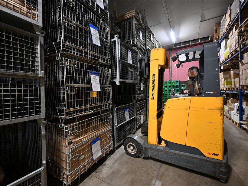 Rivaner Weinflaschen im Lager, bereit zur Etikettierung und Weinveredelung im Weinkeller