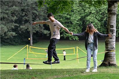 Jugendliche beim Sport als gesunder Ausgleich zur Bildschirmzeit für bessere Screen-Life-Balance