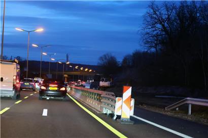 Konzeptzeichnung der umstrittenen Brücke im Bau, umgeben von Natur und geplanten Verkehrswegen