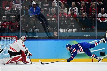 Hilary Knight als gefeierte Heldin im Damen-Eishockey-Finale beim entscheidenden Spiel