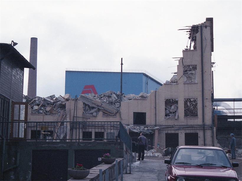 Neues Arbed-Stahlwerk von 1995 hinter Abrissarbeiten der alten Maxhütte, Industrieentwicklung und Stahlproduktion sichtbar