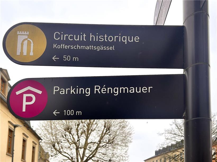 Historischer Rundgang durch alte Stadt mit Fachwerkhäusern und Kopfsteinpflaster an sonnigem Tag