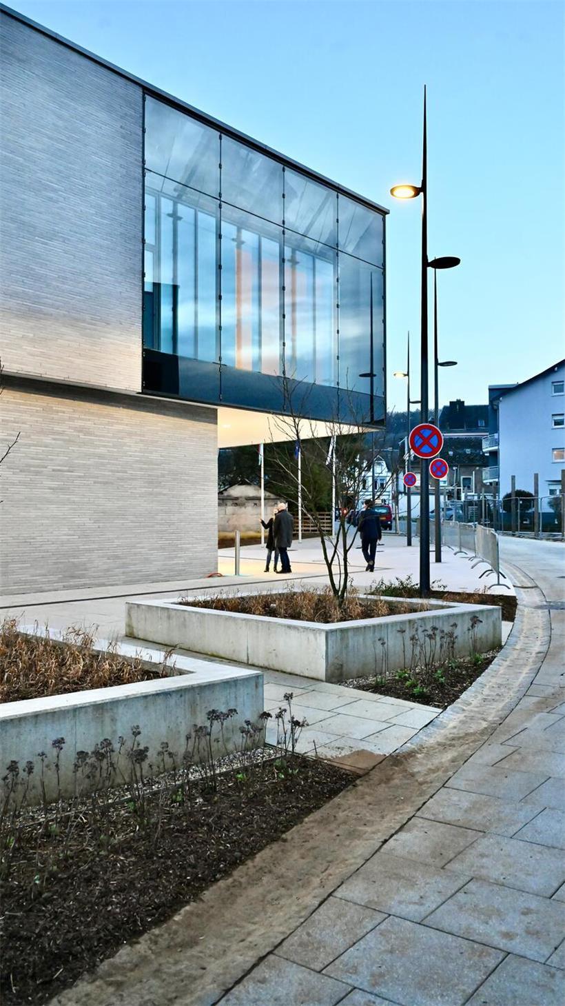 Hohe Glasfenster lassen viel Licht in das Gebäude.