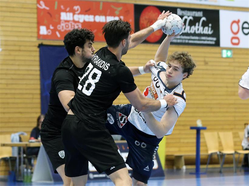 Hugo Neuberg hatte gegen die robusten griechischen Spieler einen schweren Stand