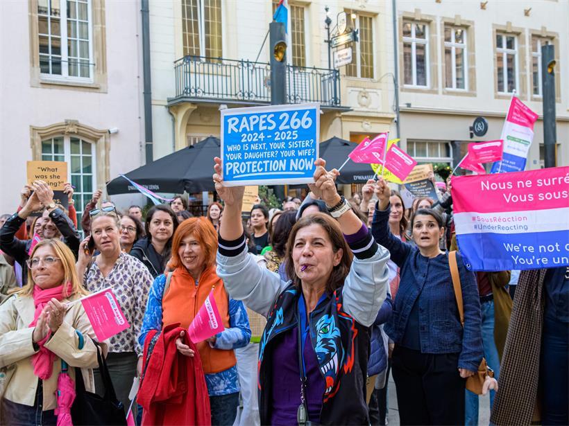 Hunderte Menschen versammelten sich für den Protestmarsch in Luxemburg-Stadt