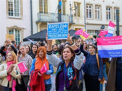 Hunderte Menschen versammelten sich für den Protestmarsch in Luxemburg-Stadt