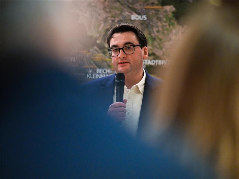 IVV-Direktor Serge Fischer eröffnet den Neujahrsempfang, symbolisch und festlich in einem modernen Veranstaltungsraum