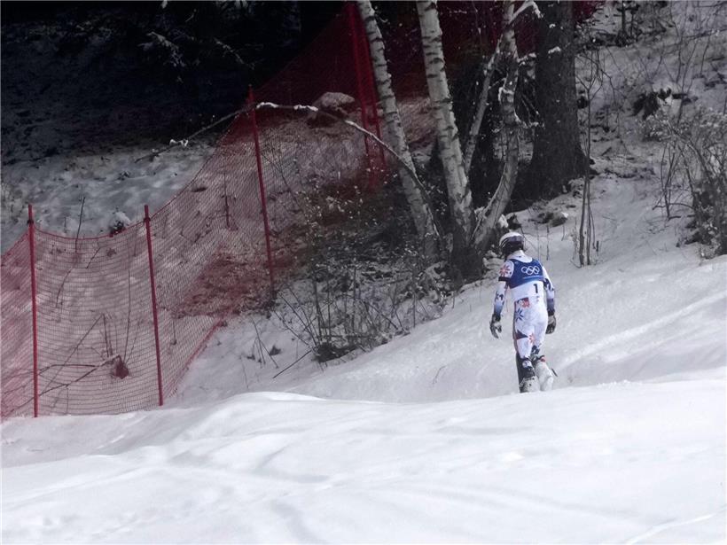 Atle Lie McGrath wirft frustriert Skistöcke beim Olympia-Slalom nach Fahrfehler weg und geht zu Fuß Richtung Wald.