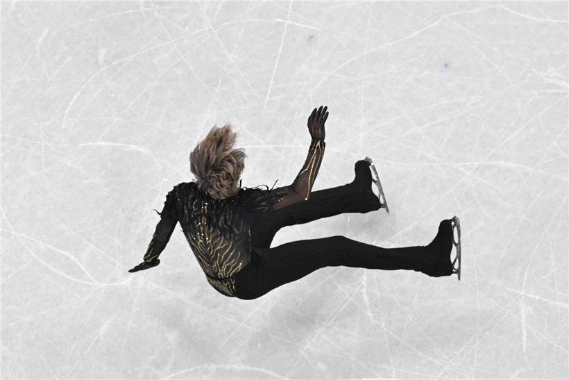 Ilia Malinin stürzt während seiner Olympia-Eiskunstlauf-Kür bei den Winterspielen