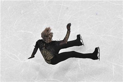 Ilia Malinin stürzt während seiner Olympia-Eiskunstlauf-Kür bei den Winterspielen
