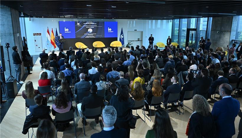 Spanische und luxemburgische Delegation mit IE University Studierenden im 24. Stock des Universitätsgebäudes in Madrid