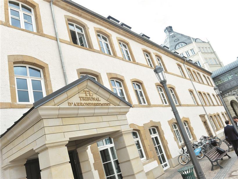 Richter verkündet Urteil im Bommeleeër Bis-Prozess vor Gericht mit Anklage und Verteidigung