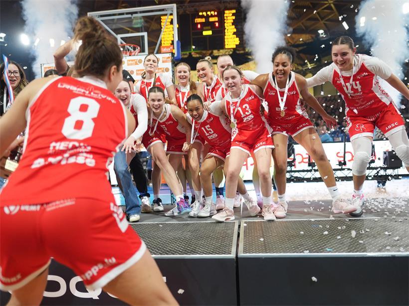 Bartringen gewinnt Pokalfinale im Februar gegen Düdelingen, Jubelnde Spieler auf dem Fußballfeld