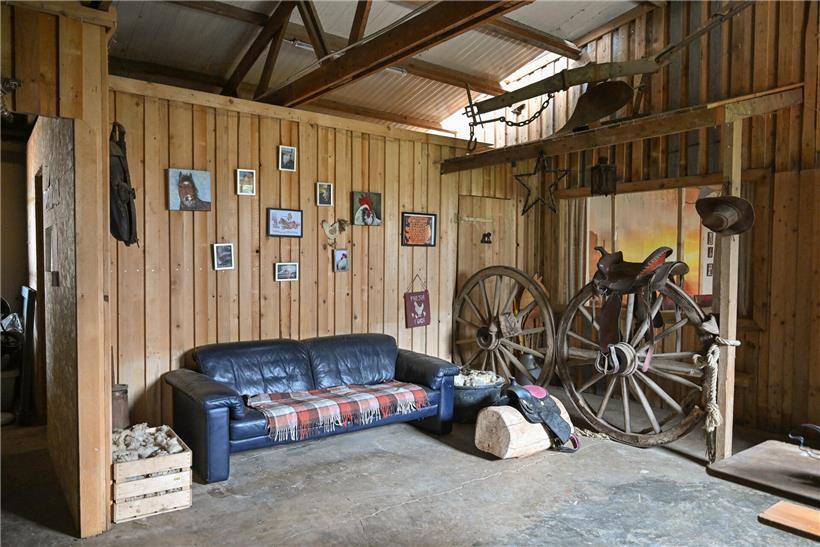 Rustikale Bauernhof-Innenausstattung im Westernstil mit Holzmöbeln und Vintage-Dekoration für ländliches Ambiente