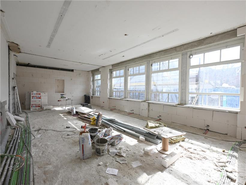 Innenansicht ehemaliges Schulgebäude mit Renovierungsbedarf und unvollendeten Arbeiten