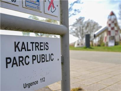 Spielzone im Kaltreis-Park Bonneweg mit Spielgeräten und grüner Umgebung bei Tageslicht
