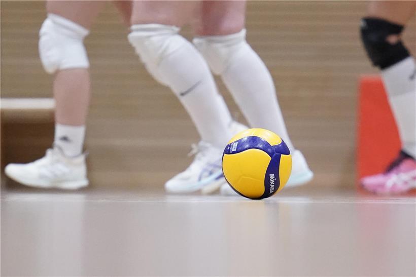 Fentingen kämpft im Play-down um den Klassenerhalt im Fußball, Spieler fokussiert und entschlossen auf dem Spielfeld