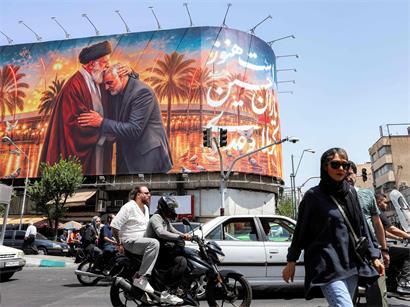 Überdimensionierte Plakatwände bei Trauerfeier für getöteten Ayatollah Ali Chamenei in Teheran sichtbar