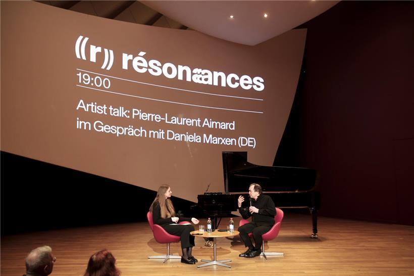 Pierre-Laurent Aimard und Daniela Marxen im Gespräch während eines Konzert-Events