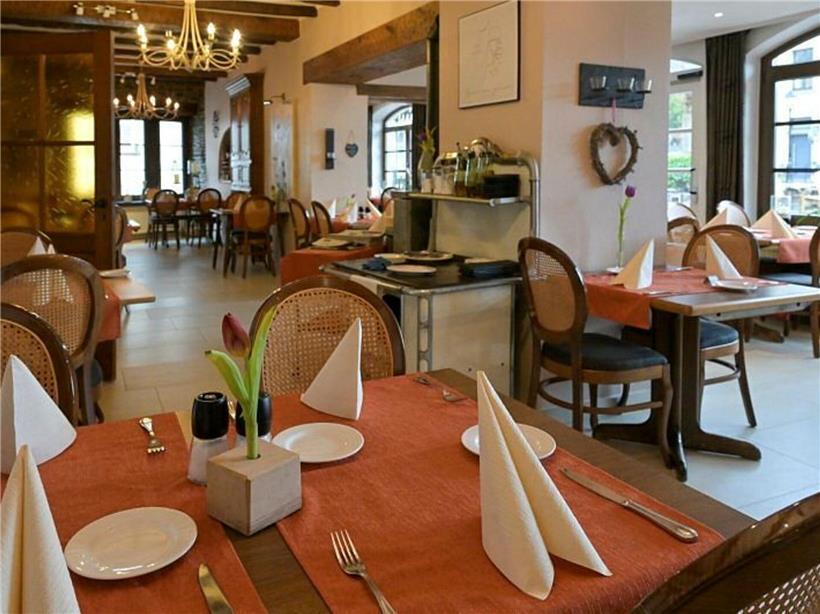 Großer, eleganter Restaurantraum mit stilvoller Einrichtung und Sitzplätzen für bis zu 180 Gäste