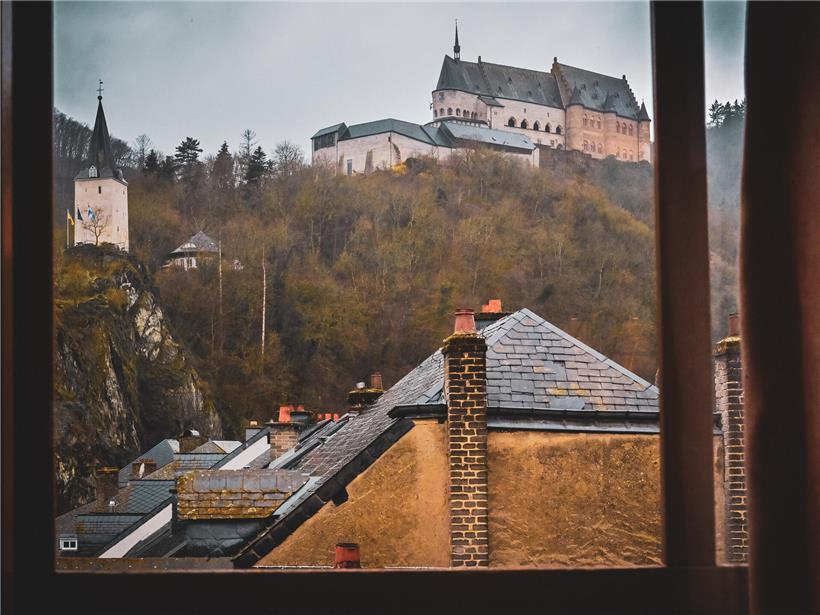 Kommunale Diskussionen im Schatten eines historischen Schlosses bei sonnigem Wetter