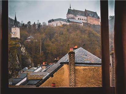 Kommunale Diskussionen im Schatten eines historischen Schlosses bei sonnigem Wetter